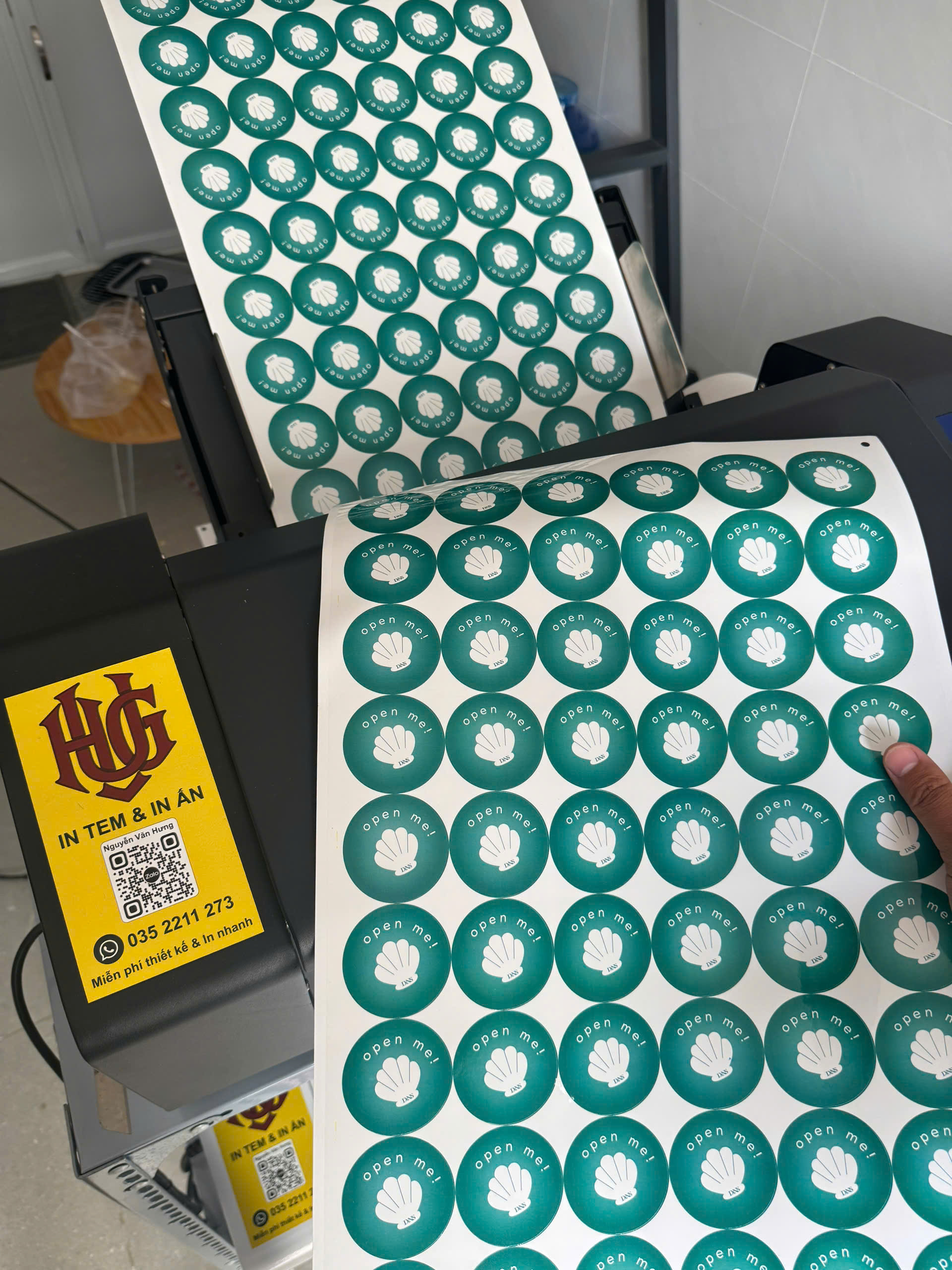 In sticker tròn open me – HUG In Tem Rẻ